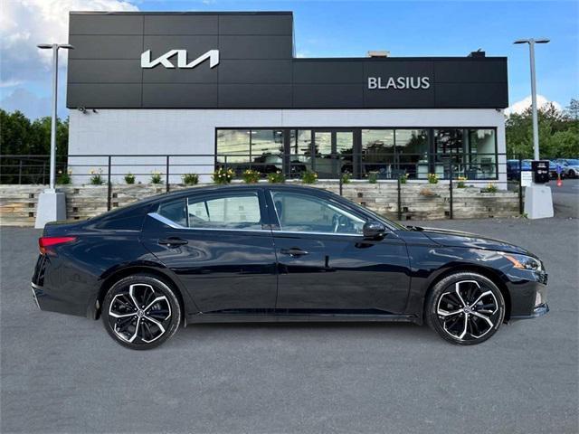 Photo of 2024 Super Black Clearcoat Nissan Altima