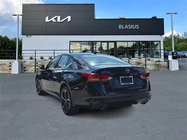Photo of 2024 Super Black Clearcoat Nissan Altima