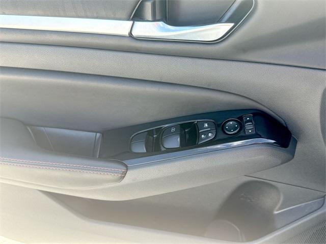 Photo of 2024 Super Black Clearcoat Nissan Altima