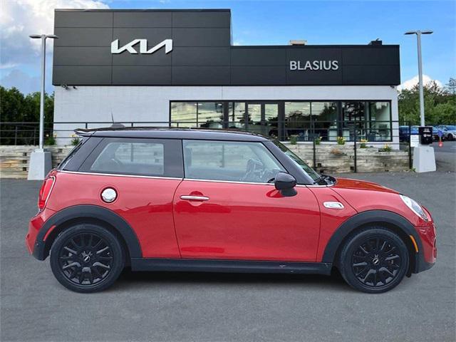 Photo of 2018 Red MINI Hardtop