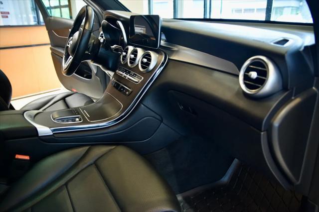 Photo of 2022 Polar White Mercedes-Benz GLC 300