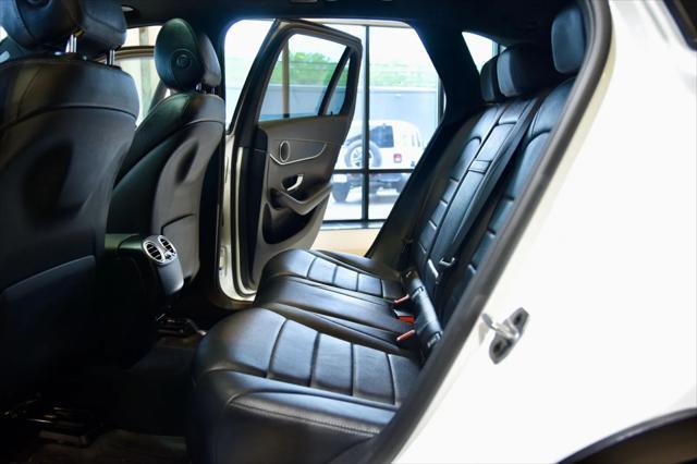 Photo of 2022 Polar White Mercedes-Benz GLC 300