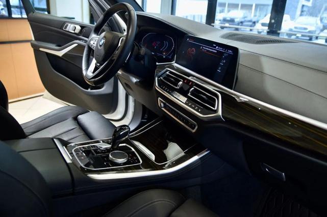 Photo of 2021 Mineral White Metallic BMW X5
