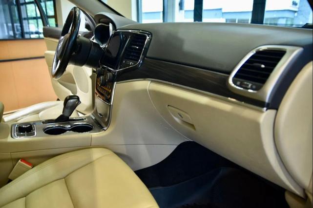 Photo of 2021 Sangria Metallic Clearcoat Jeep Grand Cherokee