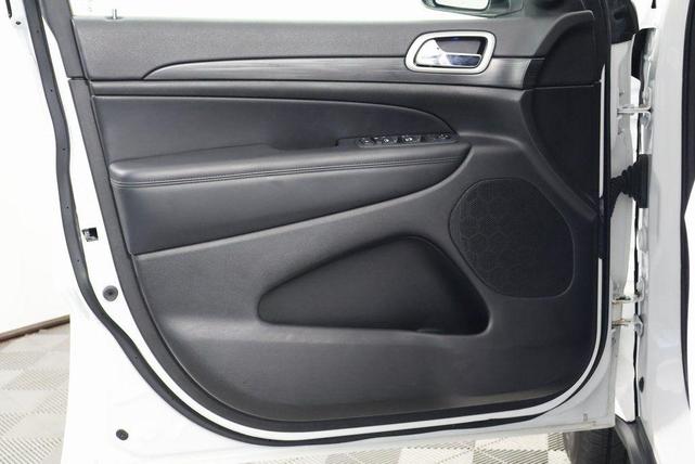 Photo of 2020 Bright White Clearcoat Jeep Grand Cherokee