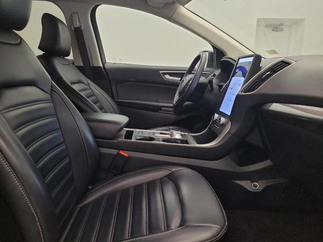 Photo of 2024 Agate Black Metallic Ford Edge