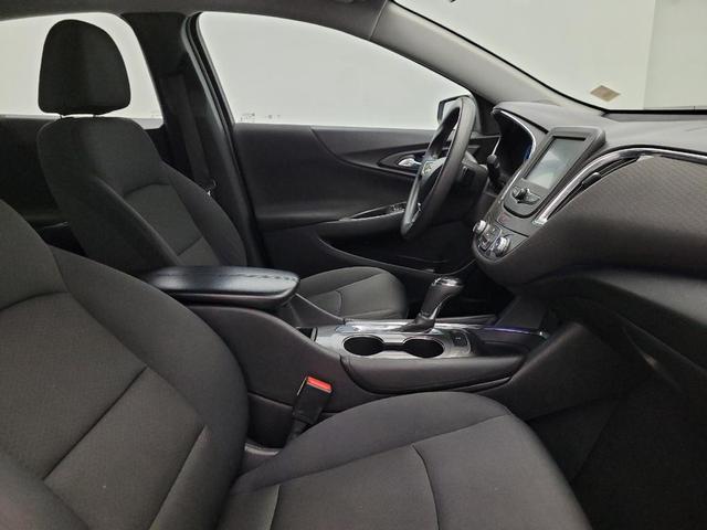 Photo of 2017 Silver Ice Metallic Chevrolet Malibu