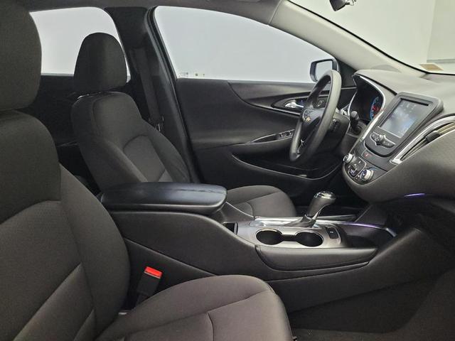 Photo of 2018 Silver Ice Metallic Chevrolet Malibu
