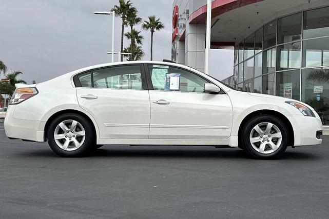 Photo of 2009 Winter Frost Pearl Nissan Altima