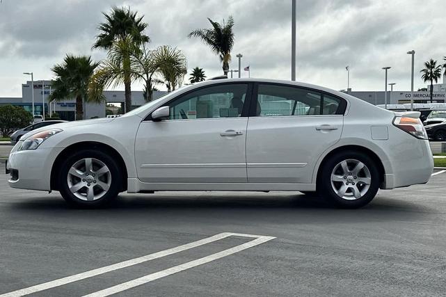 Photo of 2009 Winter Frost Pearl Nissan Altima