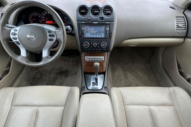 Photo of 2009 Winter Frost Pearl Nissan Altima