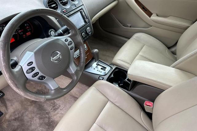 Photo of 2009 Winter Frost Pearl Nissan Altima