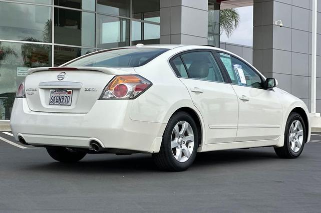 Photo of 2009 Winter Frost Pearl Nissan Altima
