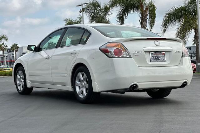 Photo of 2009 Winter Frost Pearl Nissan Altima