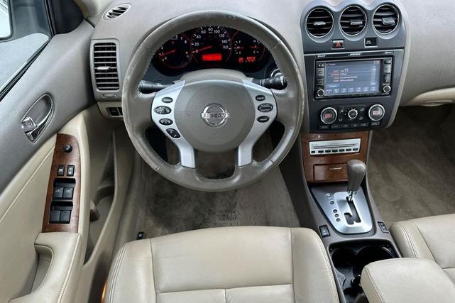 Photo of 2009 Winter Frost Pearl Nissan Altima