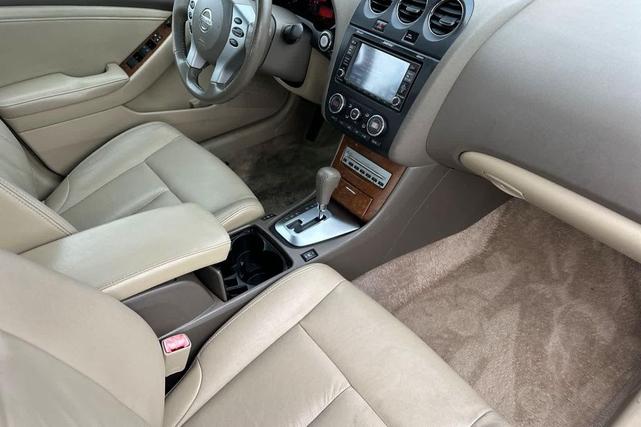 Photo of 2009 Winter Frost Pearl Nissan Altima