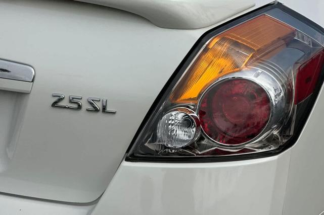 Photo of 2009 Winter Frost Pearl Nissan Altima
