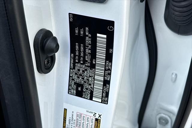 Photo of 2023 Eminent White Pearl Lexus GX 460