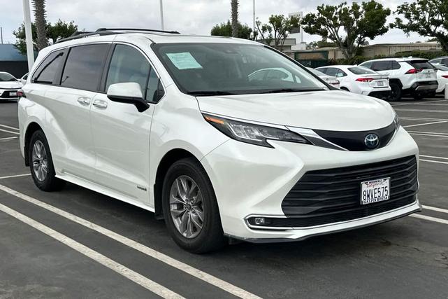 Photo of 2021 Blizzard Pearl Toyota Sienna