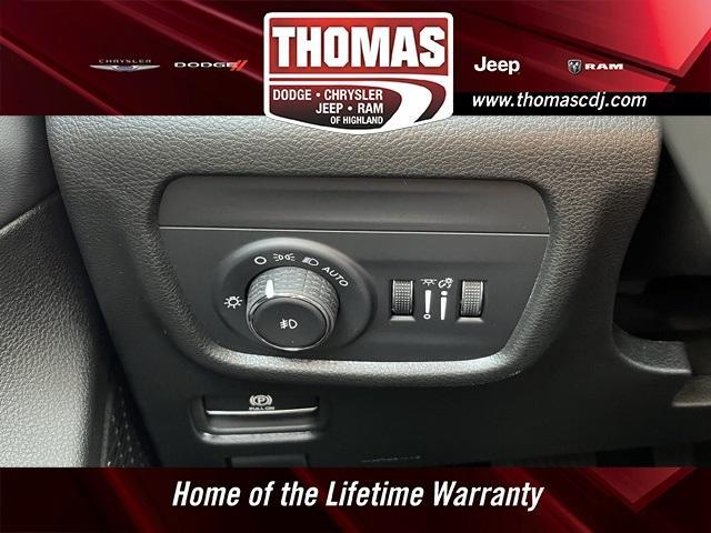 Photo of 2025 Silver Zynith Jeep Grand Cherokee