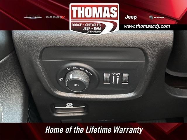 Photo of 2023 Metallic Jeep Grand Cherokee L