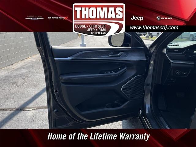Photo of 2023 Metallic Jeep Grand Cherokee L