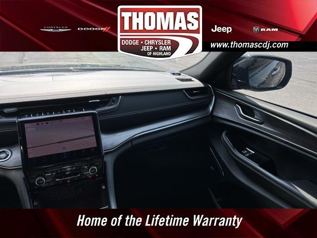 Photo of 2023 Metallic Jeep Grand Cherokee L