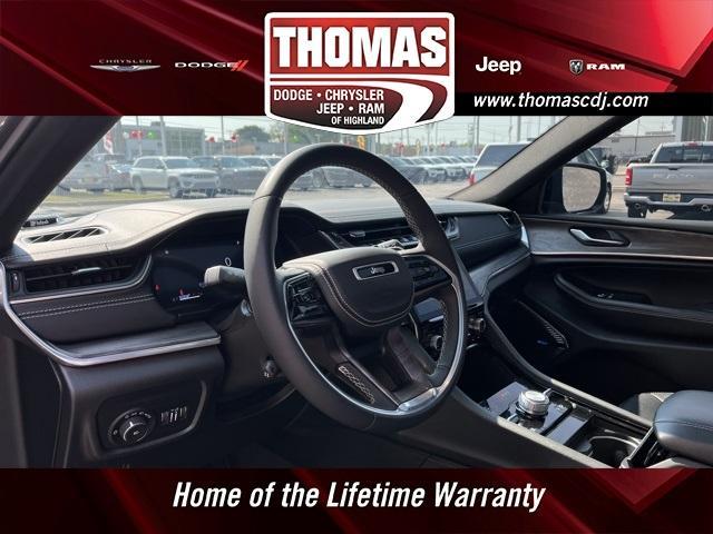 Photo of 2023 Metallic Jeep Grand Cherokee L