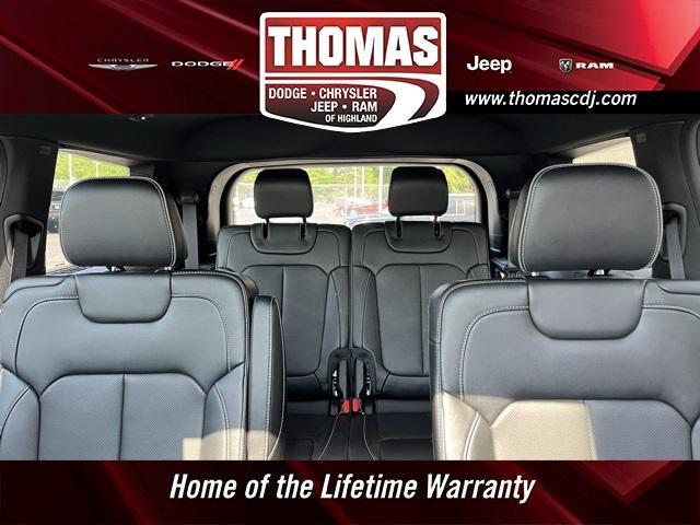 Photo of 2023 Metallic Jeep Grand Cherokee L