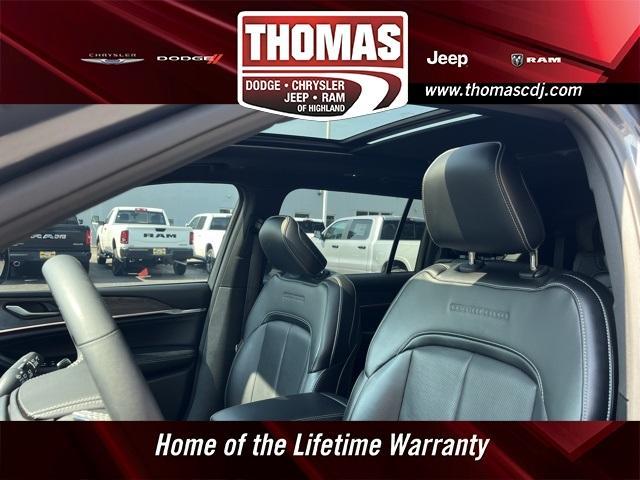 Photo of 2023 Metallic Jeep Grand Cherokee L