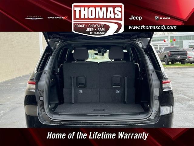 Photo of 2025 Diamond Black Jeep Grand Cherokee L