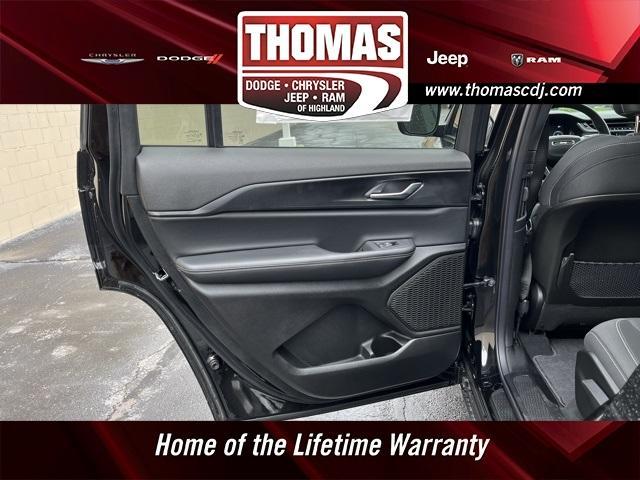 Photo of 2025 Diamond Black Jeep Grand Cherokee L