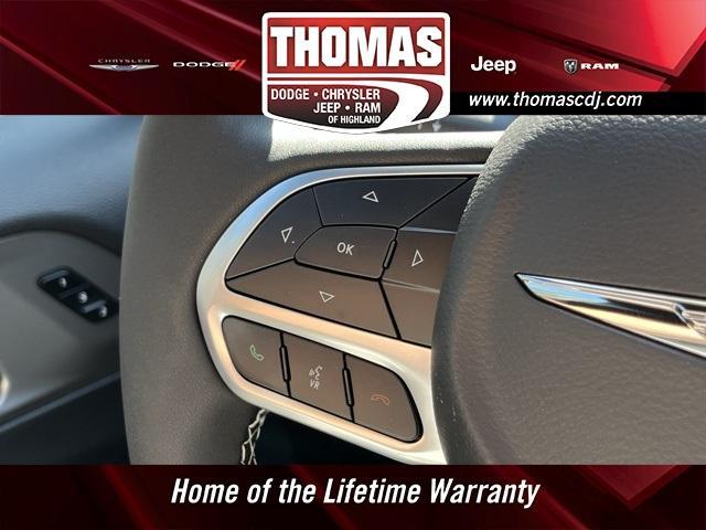 Photo of 2025 Ceramic Gray Clearcoat Chrysler Pacifica