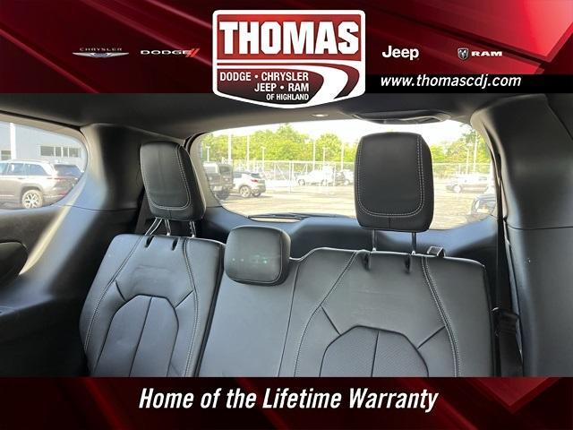 Photo of 2025 Ceramic Gray Clearcoat Chrysler Pacifica