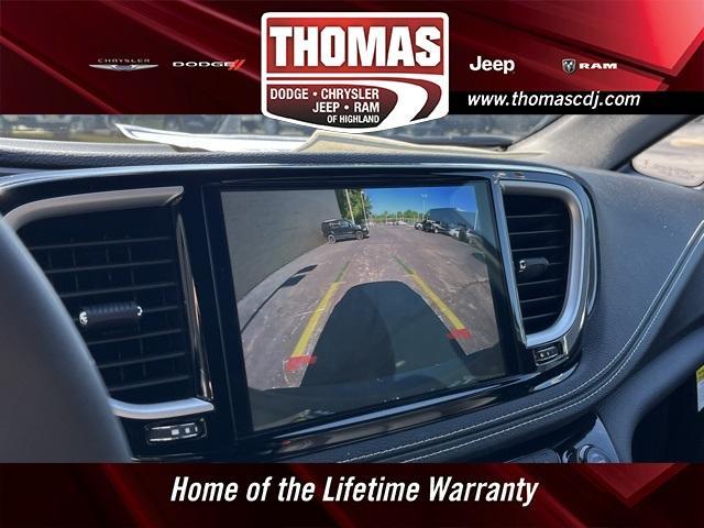 Photo of 2025 Ceramic Gray Clearcoat Chrysler Pacifica