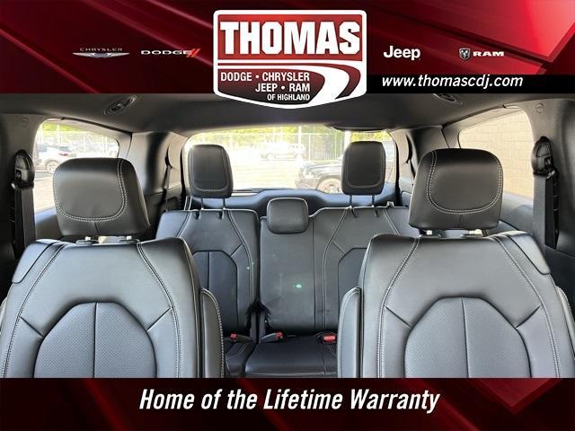 Photo of 2025 Ceramic Gray Clearcoat Chrysler Pacifica