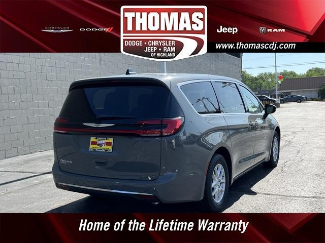 Photo of 2025 Ceramic Gray Clearcoat Chrysler Pacifica