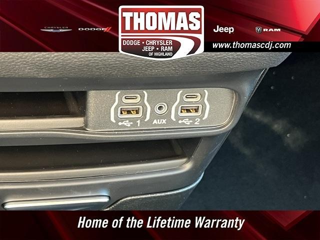 Photo of 2025 Ceramic Gray Clearcoat Chrysler Pacifica