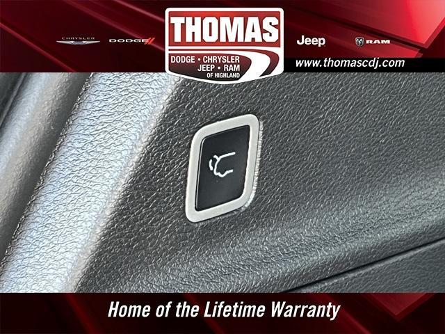 Photo of 2025 Ceramic Gray Clearcoat Chrysler Pacifica