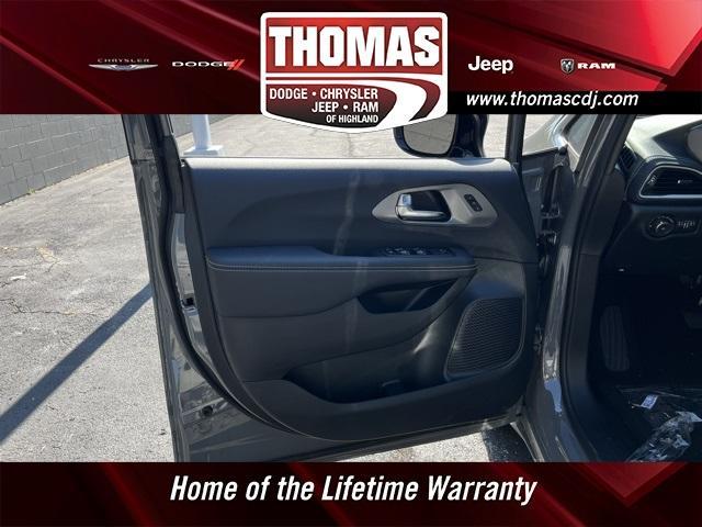Photo of 2025 Ceramic Gray Clearcoat Chrysler Pacifica