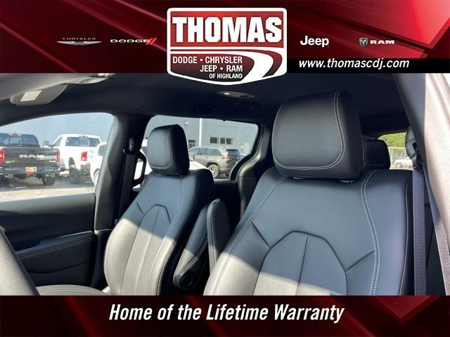 Photo of 2025 Ceramic Gray Clearcoat Chrysler Pacifica