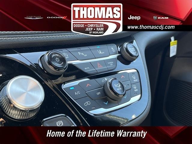 Photo of 2025 Ceramic Gray Clearcoat Chrysler Pacifica