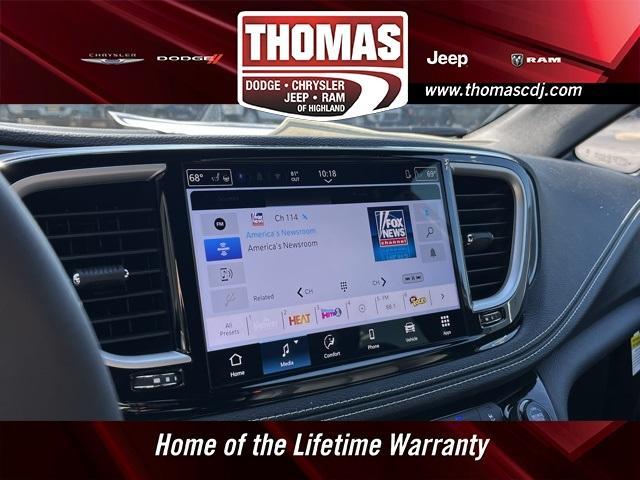 Photo of 2025 Ceramic Gray Clearcoat Chrysler Pacifica