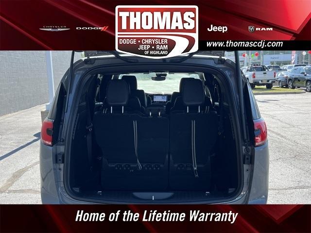Photo of 2025 Ceramic Gray Clearcoat Chrysler Pacifica