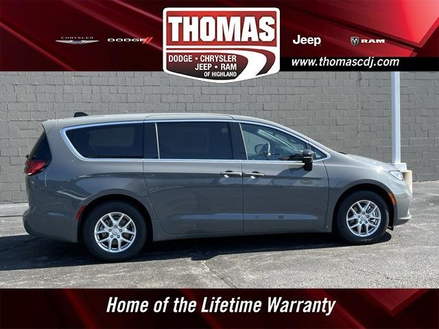 Photo of 2025 Ceramic Gray Clearcoat Chrysler Pacifica
