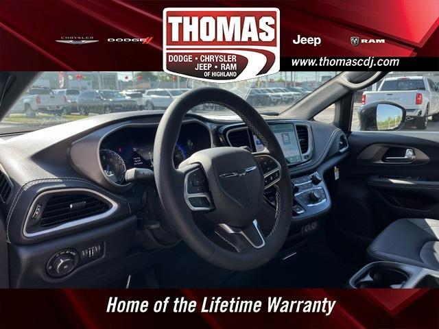 Photo of 2025 Ceramic Gray Clearcoat Chrysler Pacifica
