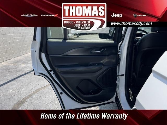 Photo of 2025 Bright White Clearcoat Jeep Grand Cherokee
