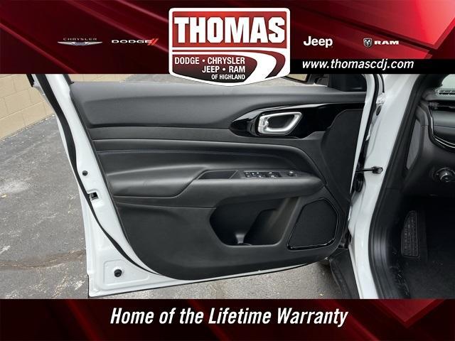 Photo of 2025 Bright White Clearcoat Jeep Compass
