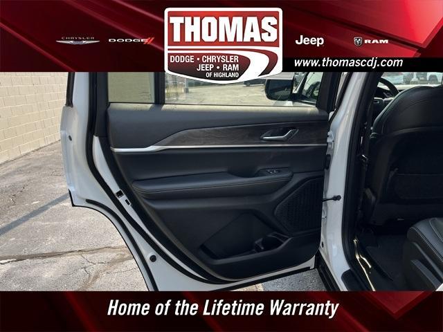 Photo of 2025 Bright White Clearcoat Jeep Grand Cherokee L