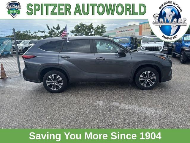 Photo of 2023 Gray Toyota Highlander